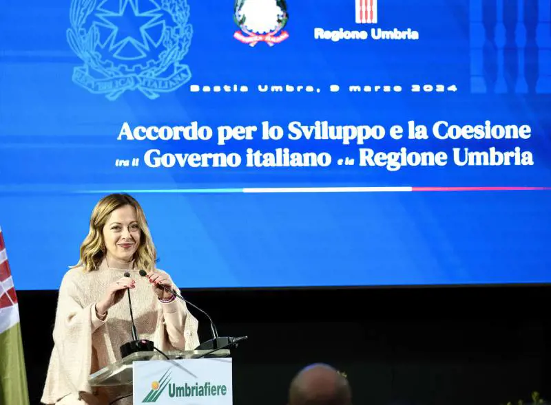 Contratti stabili e più posti per le donne, i numeri che sorridono alla Meloni