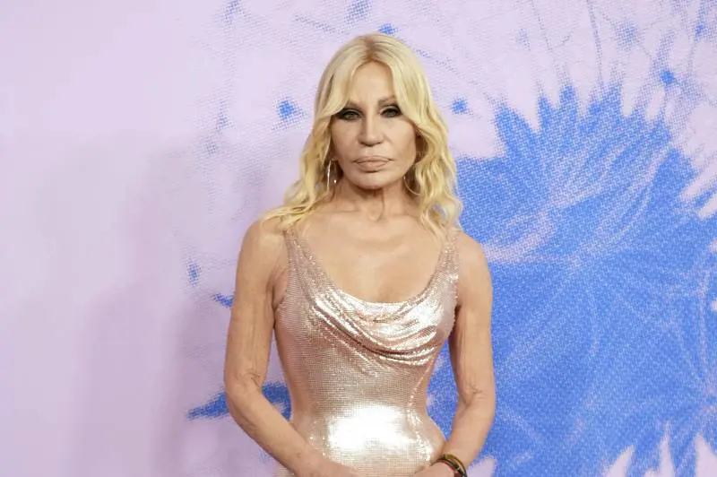 Bloccata nell'ascensore prima degli Oscar, Donatella Versace: "Chiamati i vigili del fuoco"
