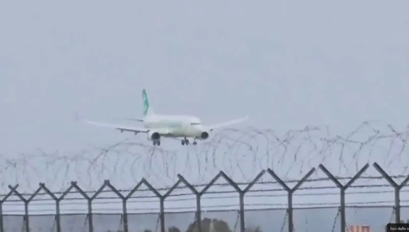 Paura in volo: il vento è troppo troppo forte e l'aereo non riesce ad atterrare - VIDEO