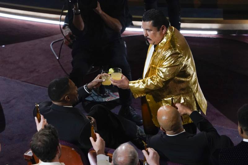 Il comico Guillermo Rodriguez in platea agli Oscar consegna drink agli ospiti