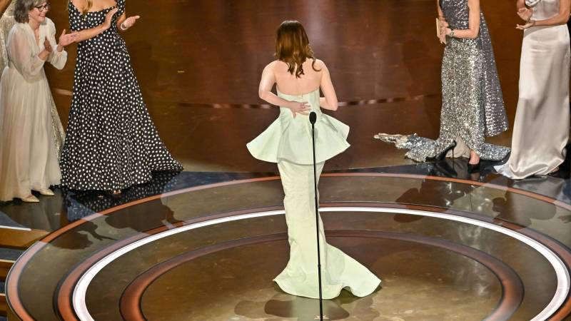 Emma Stone mostra il vestito rotto dopo avere ricevuto l'Oscar come Migliore attrice protagonista