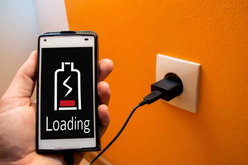 Quando e come ricaricare lo smartphone a beneficio della batteria e della bolletta