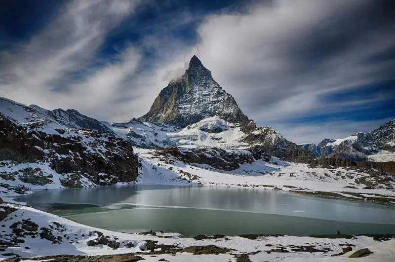 "Hanno scavato un buca nella neve". Finisce in tragedia per sei alpinisti sul Cervino
