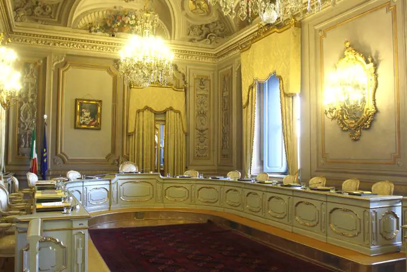 Sentenze creative che innescano un cortocircuito su gay e famiglia