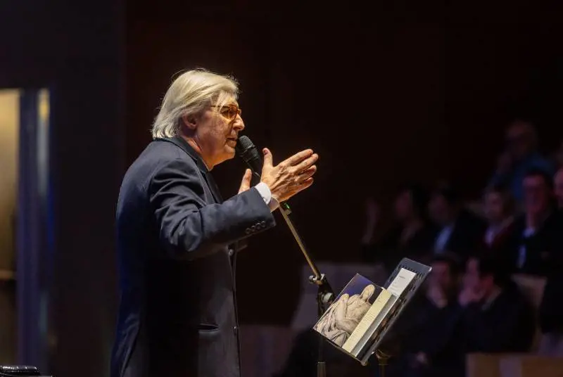 Sgarbi: "Cancellata la mia presenza al Salone del libro perché candidato"