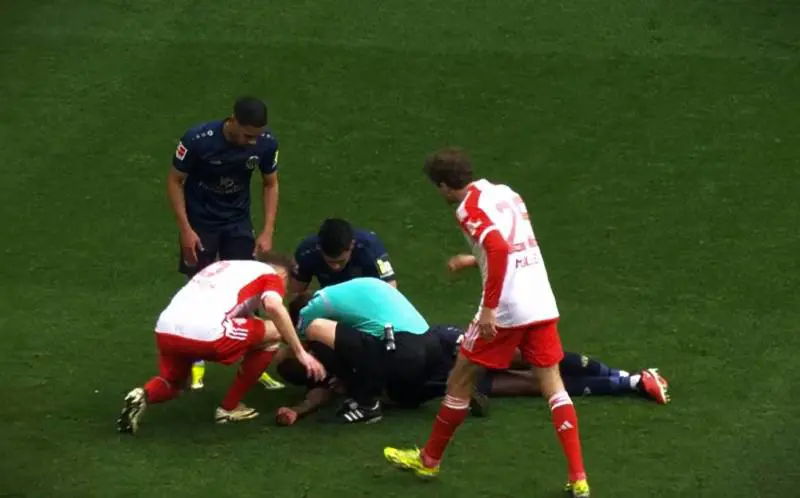 La manovra salvavita in campo: così l'arbitro ha rianimato un calciatore