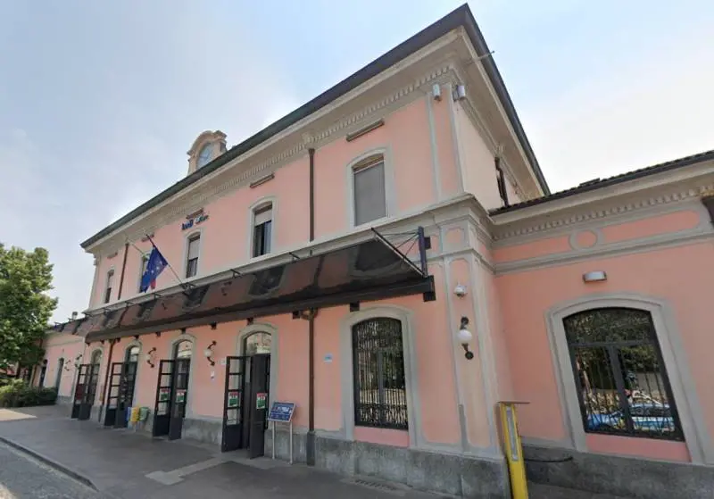 La roncola e "Allah Akbar". Straniero ancora libero di ferire 3 persone sul treno