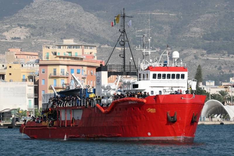 Fermo amministrativo per la nave Ong che provoca: "È un atto politico"