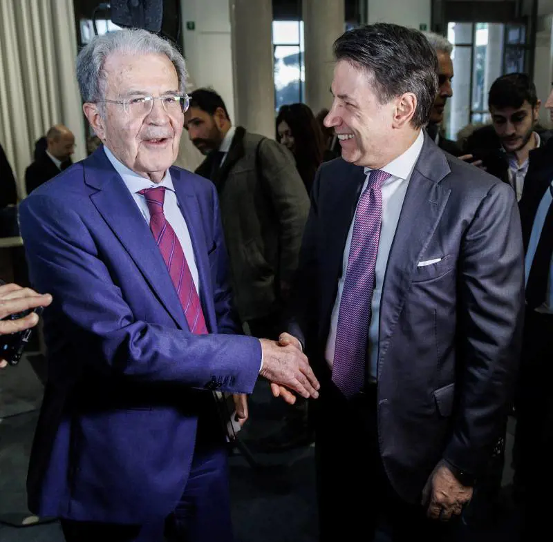"Unitevi". "Non con chi ci vuole distruggere". Scontro Prodi-Conte sulle alleanze