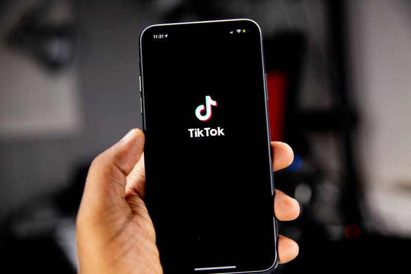 "Promuove contenuti sul suicidio". Sette famiglie francesi denunciano TikTok