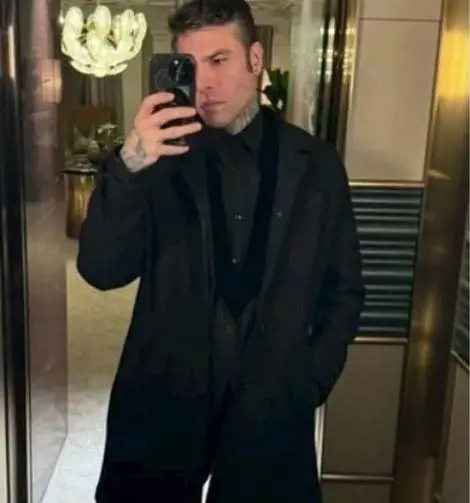 Fedez avvistato a Londra, con lui un'altra donna. Ecco chi è