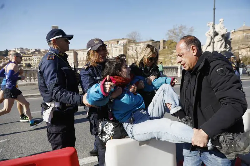 "Verremo ancora alle vostre porte". Così Ultima generazione arruola gli "eco-guerrieri"