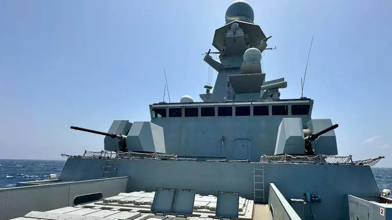 Dalla prua di nave Duilio. Le botole sono quelle dei missili Aster 15 e 30 
