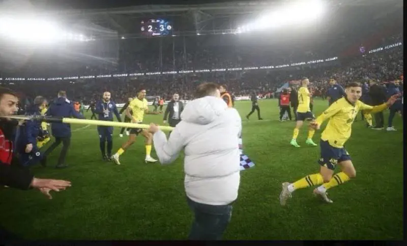 Sul campo si scatena l'inferno: violenza dopo Trabzonspor-Fenerbahce