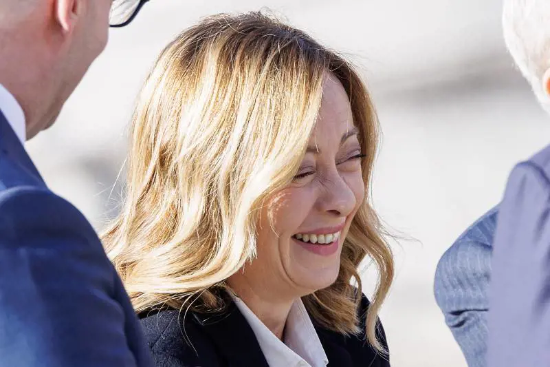 Meloni porta l'agenda italiana a Bruxelles. "Stiamo facendo scuola anche in Europa"