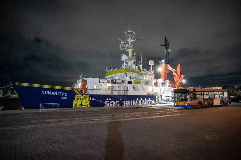 Migranti, dalla Ong tedesca che si lamenta del porto sbarca anche un gatto