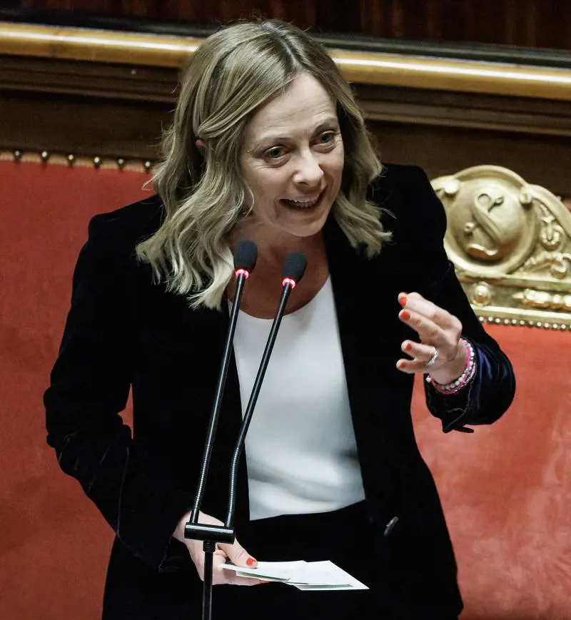 "A governare era la sua pochette". Lo schiaffo della Meloni a Conte su Zelenski