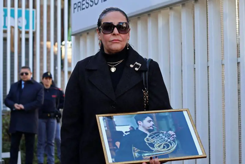 "Legame eterno": sui social la foto del killer di Giogiò. La mamma del musicista: "Oscurare il profilo"