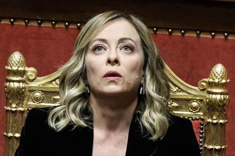 Meloni e la strategia del silenzio: Salvini non c'è, lei lo "omette"