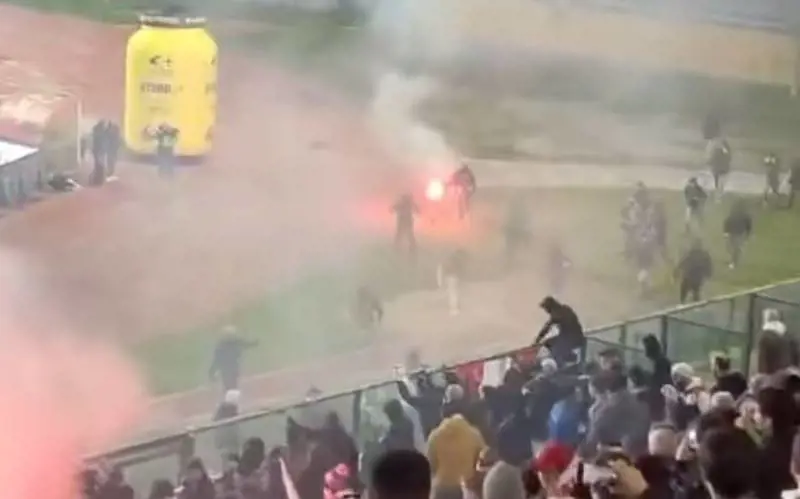 Guerriglia durante Padova-Catania. Scontri tra tifosi: interviene la polizia