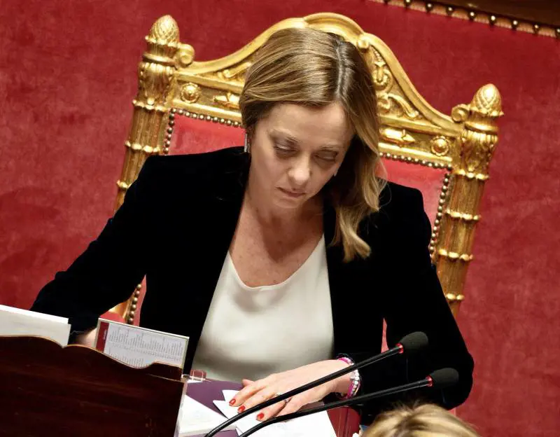 "Ragazzi...". E l'opposizione bacchettona se la prende con la Meloni