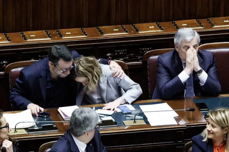 Abbraccio Meloni-Salvini. Ma non scaccia le tensioni