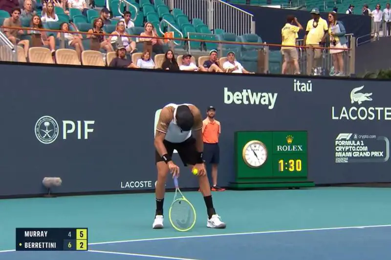 Il mancamento, poi la racchetta: malore in campo per Berrettini