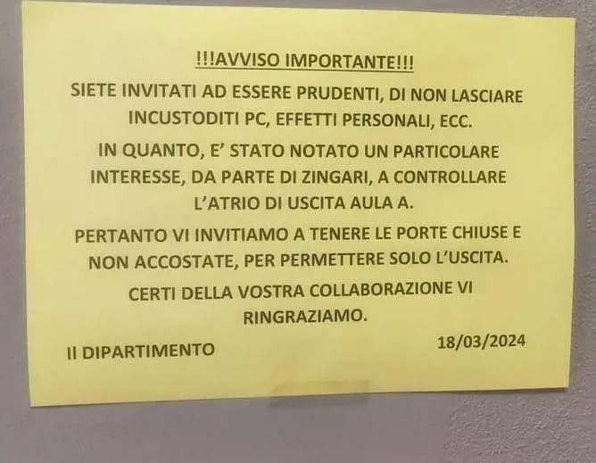 "Attenti agli zingari interessati ai pc". Polemiche per il cartello affisso all'università