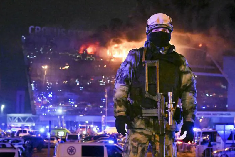 Attentato a Mosca, strage nella sala concerti: 40 vittime ed edificio in fiamme. La rivendicazione dell'Isis