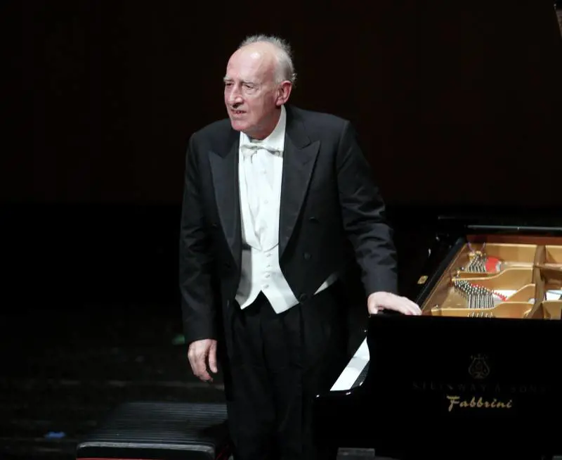 Il tocco senza fronzoli di un pianista leggendario. "Avrei voluto conoscere tanta altra musica..."
