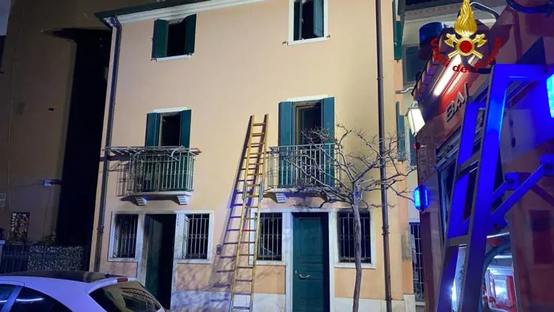 Tragedia a Chioggia, incendio in casa: sterminata una famiglia di 3 persone