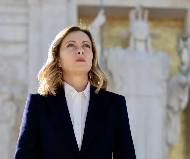 Meloni ricorda le Fosse Ardeatine. Anpi e sinistra attaccano: "Dimentica i fascisti"