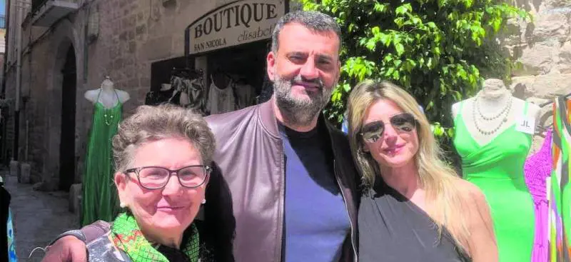 Decaro con la sorella del boss Capriati (a sinistra)