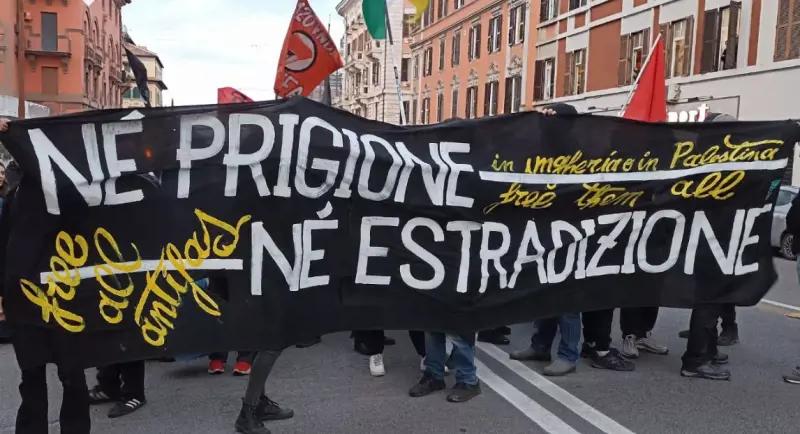 Cori pro Palestina e supermercato vandalizzato: la protesta degli anarchici