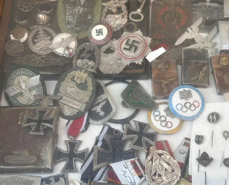 "Gadget nazisti al mercatino". L'ultima ossessione dem