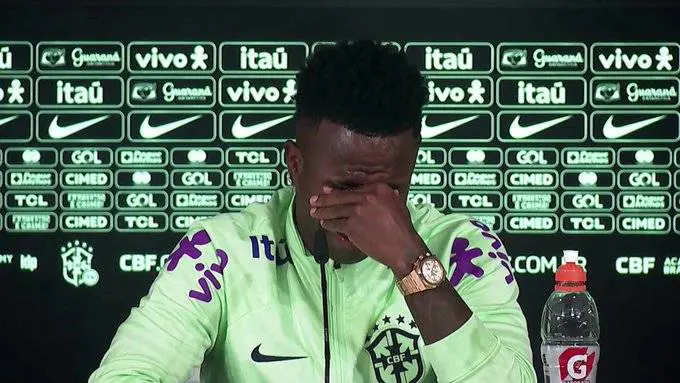 "Sono sempre più triste...". La confessione di Vinicius tra le lacrime