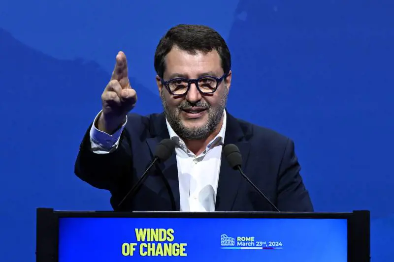 Sfiducia al vice-premier, voto rinviato. I dubbi dei 5s sull'assist a Calenda