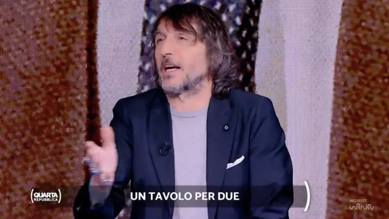 "Vannacci è pazzo". L'odio rosso sul generale e Cruciani: "Noi scortati da 120 agenti"