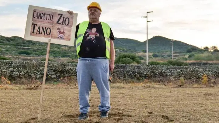 Lo zio Tano, star dei social con il sogno di creare una scuola calcio a Pantelleria