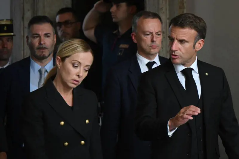 "Occhio ai toni". Così la Meloni ha affrontato Macron