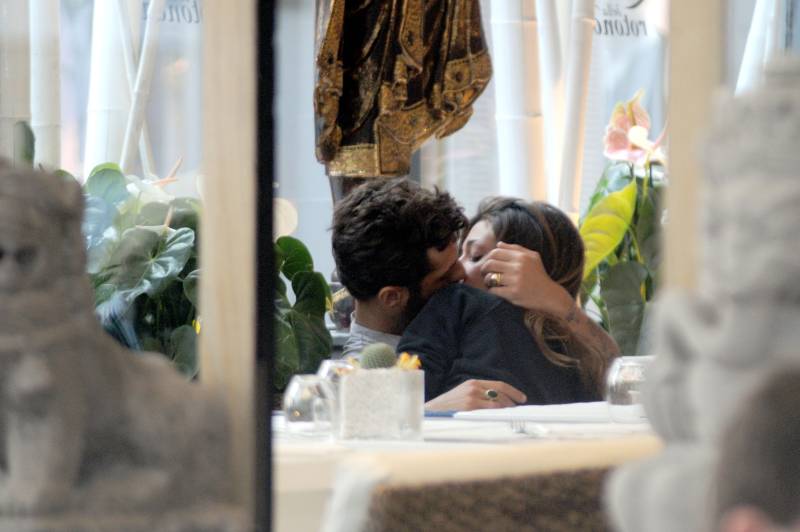 Fabrizio Corona e Belen Rodriguez si baciano in un ristorante di Milano Marittima (aprile 2009)