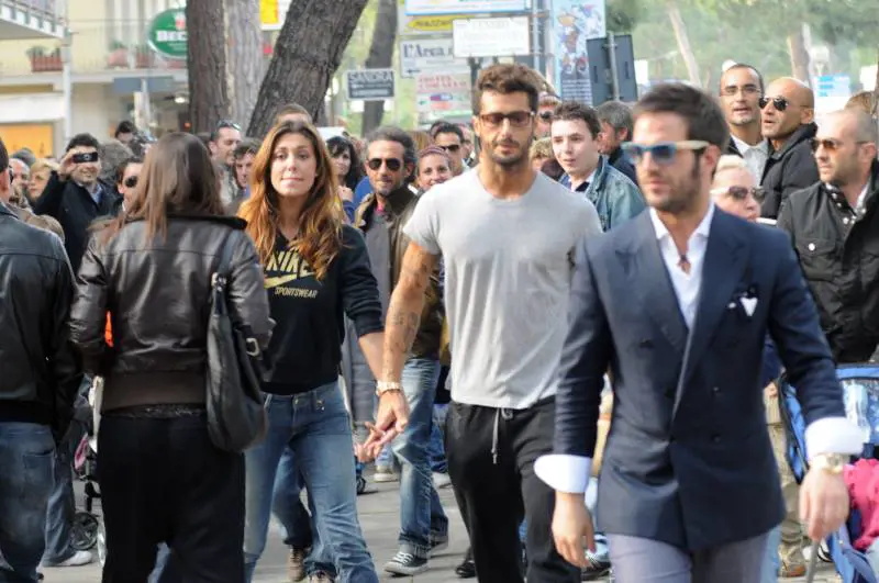 Fabrizio Corona e Belen Rodriguez fanno shopping a Milano Marittima (aprile 2009)