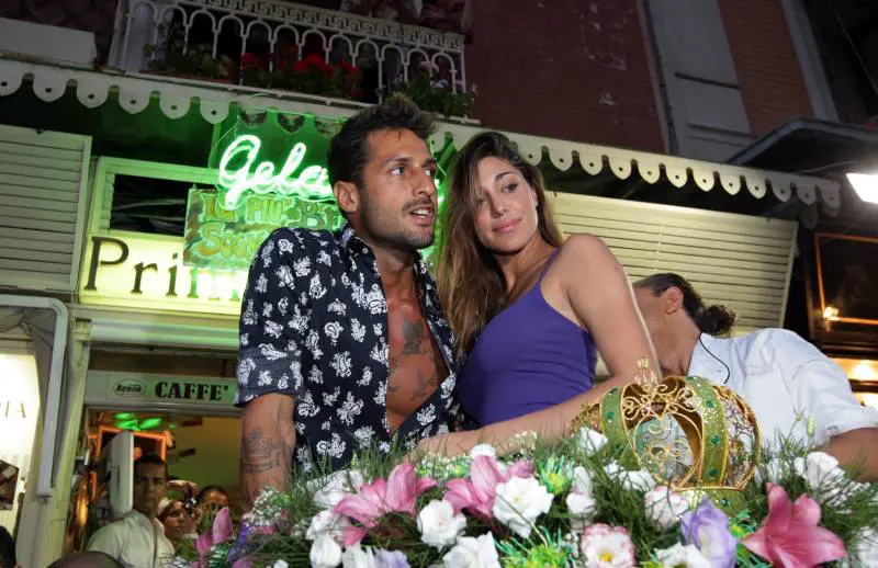 Fabrizio Corona e Belen Rodriguez a Sorrento nel locale del pasticcere dei vip Antonio Cafiero (luglio 2009)