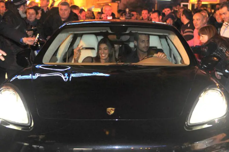 Fabrizio Corona e Belen Rodriguez a Sanremo 2010 e il gestaccio ai fan (febbraio 2010)