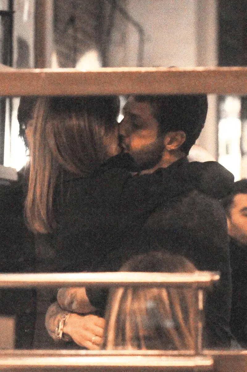 Fabrizio Corona e Belen Rodriguez in un ristorante a Roma con il cast dell'ultimo film prodotto da Aurelio De Laurentiis (dicembre 2010)