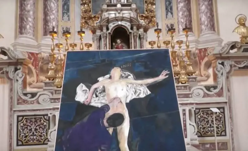 Entra in chiesa, danneggia un quadro e accoltella l'artista: caccia all'uomo a Carpi