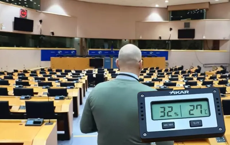 "27 gradi e aula vuota". Gli eco-sprechi dell'Europa bacchettona