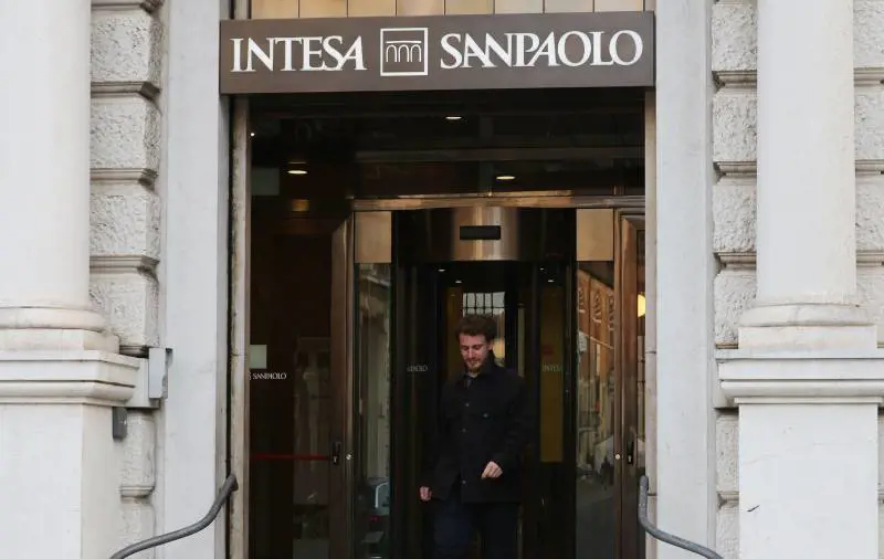 Conti spiati, indagata Intesa Sanpaolo: “Non vigilò sul dipendente”