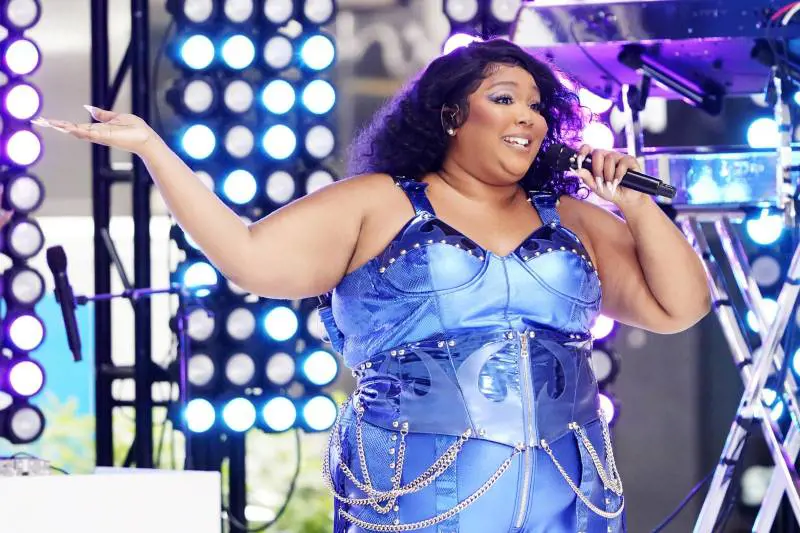 "Non ho firmato per questa m...". Lizzo lascia la musica