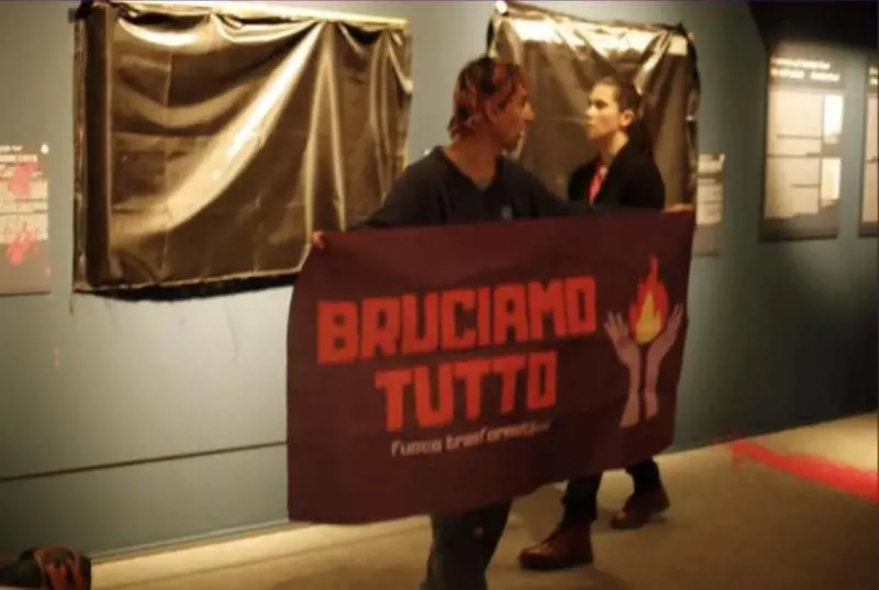 "No al patriarcato". E i vandali censurano la mostra con teli e vernice rossa